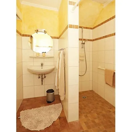 House Neeltje, 1 *