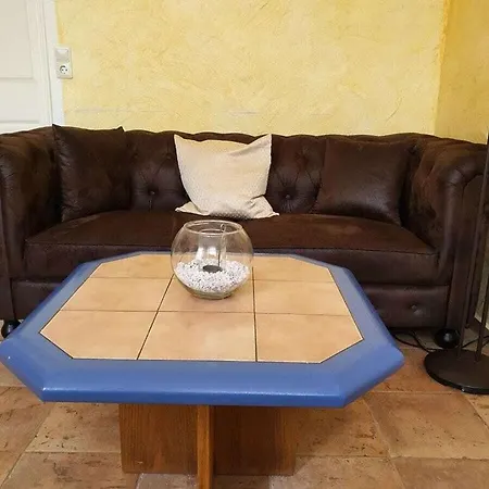 House Neeltje, 1 *